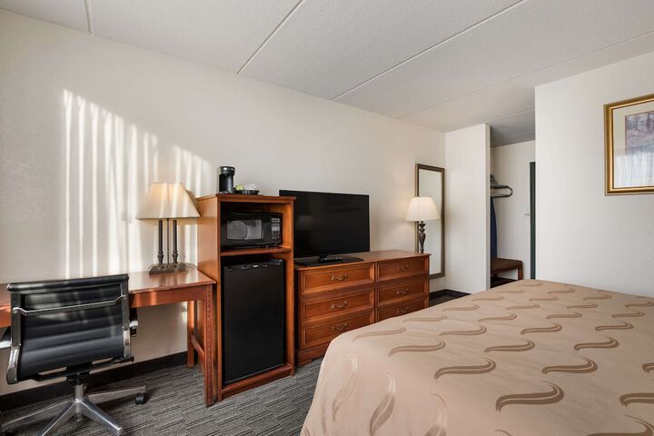 1 King Bed (5 of 5)
