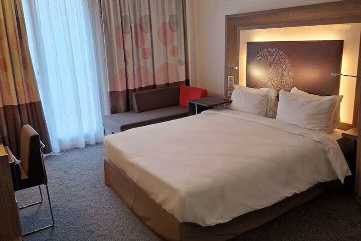 Room 14 of 98