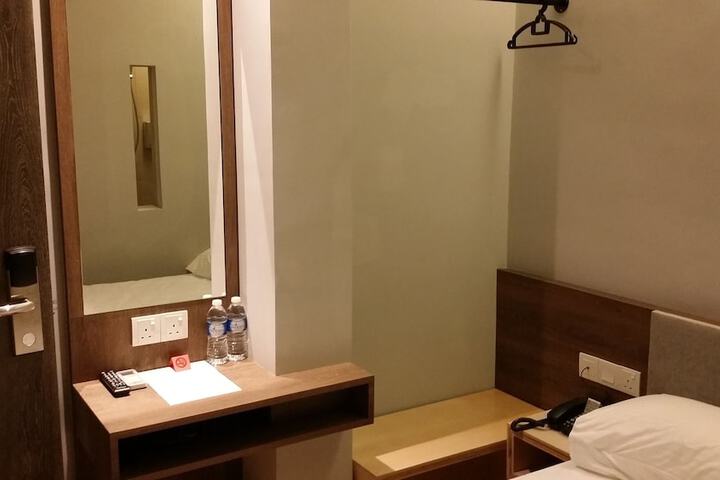Room 11 of 33