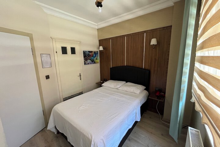 Room 2 of 6