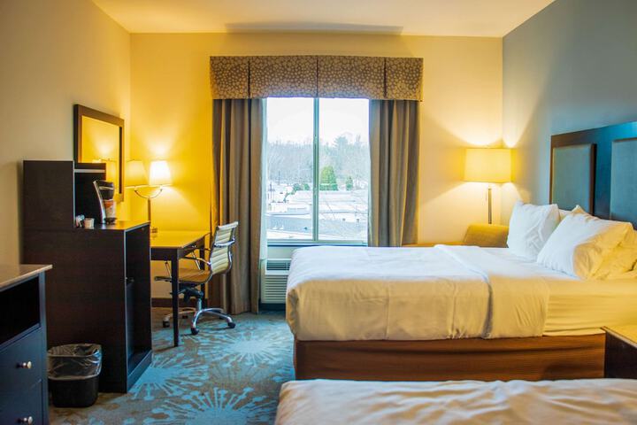 2 Queen Beds (1 of 13)