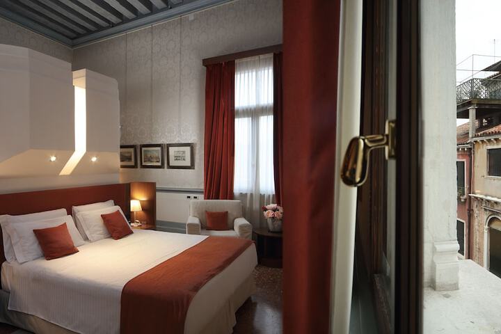Room 52 of 290