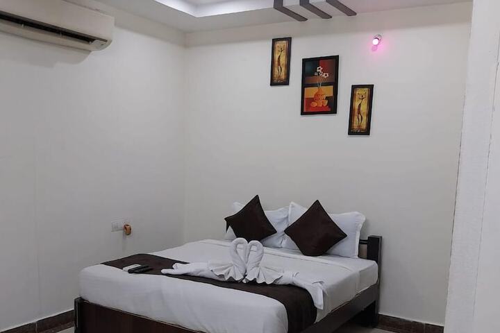 Room 4 of 7