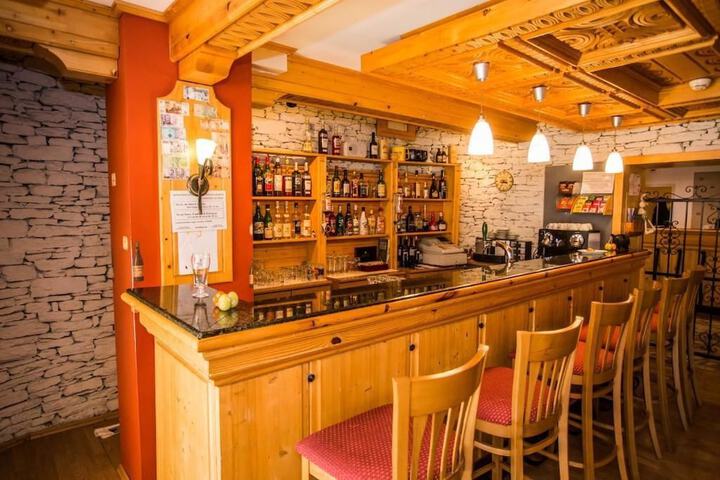 Lounge 19 of 32