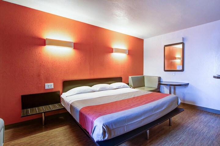 1 King Bed (9 of 12)