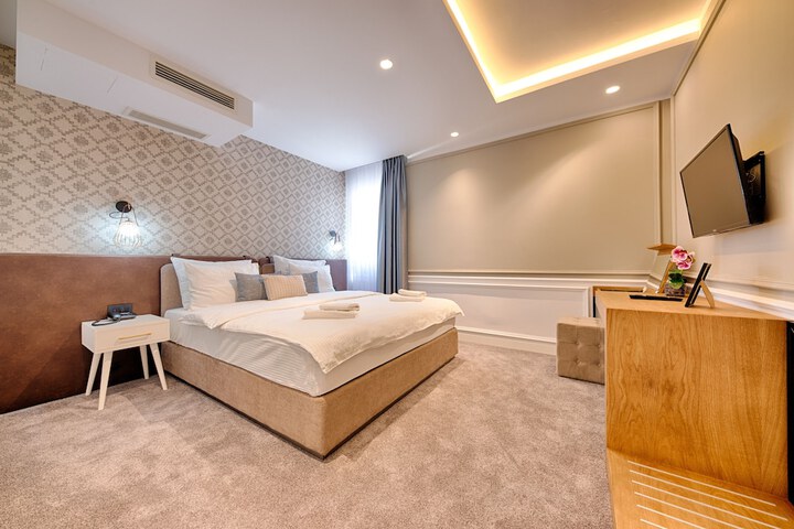 Room 9 of 106