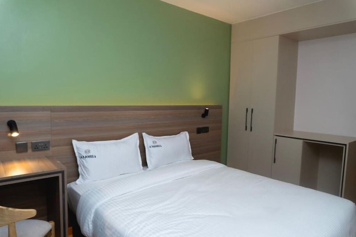 Room 4 of 16