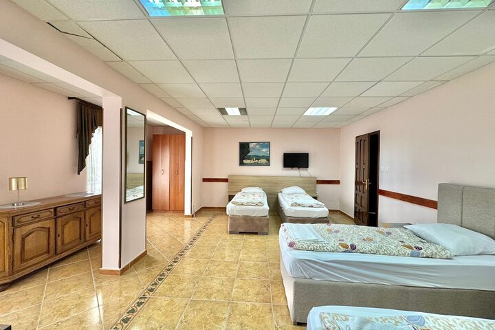 Room 4 of 85