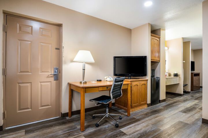 1 King Bed Flat Screen Television Desk Chair with Ottoman Microwave and Refrigerato (8 of 20)