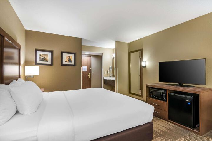 1 King Bed (3 of 15)