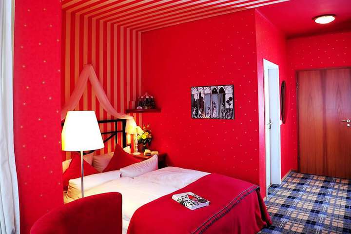 Room 14 of 37