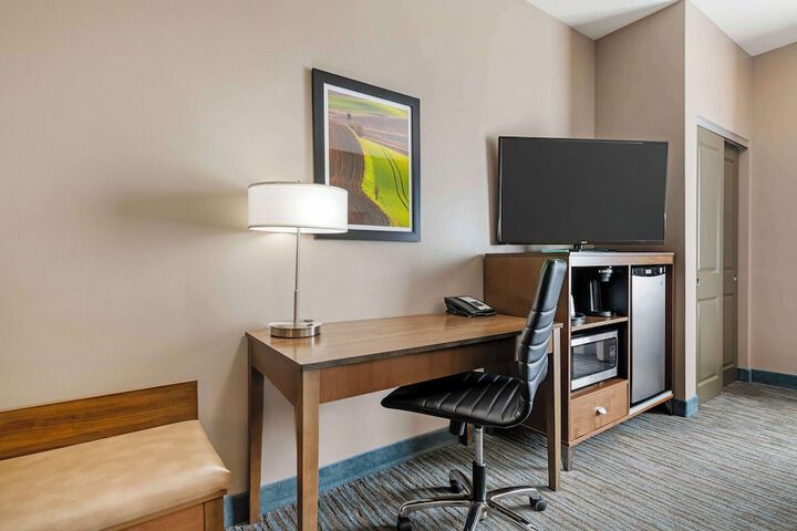 1 King Bed Microwave and Refrigerator WiFi Full Breakfast (1 of 19)