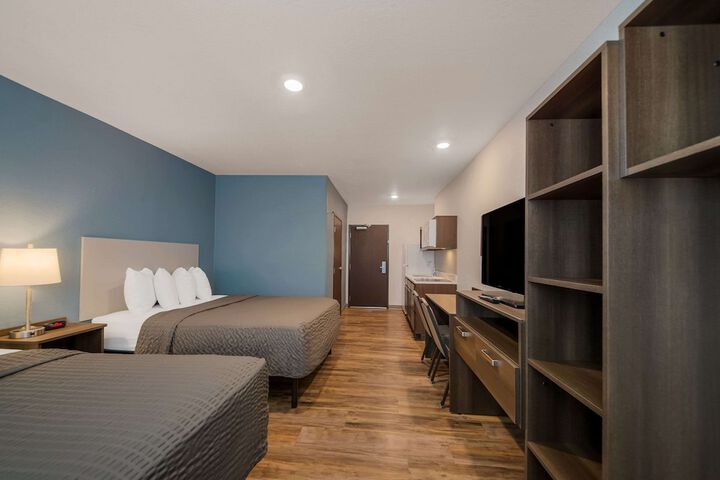 1 Queen Bed (2 of 17)