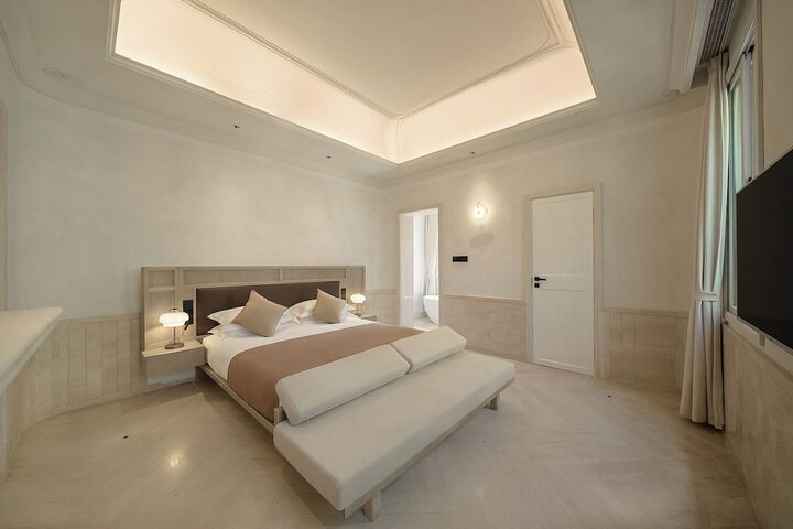 Room 2 of 85