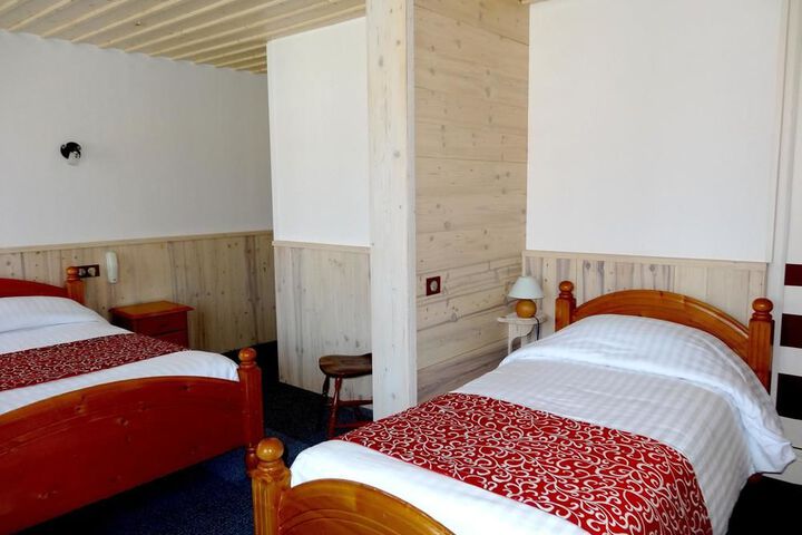 Room 10 of 12