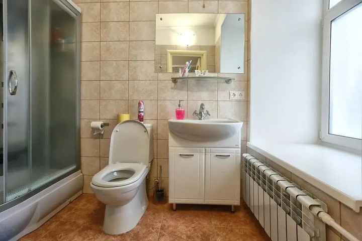 Room 6 of 12