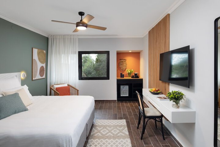Room 13 of 64