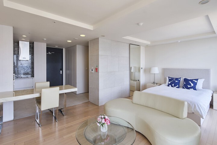 Room 28 of 62