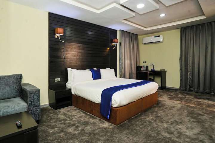Room 5 of 40