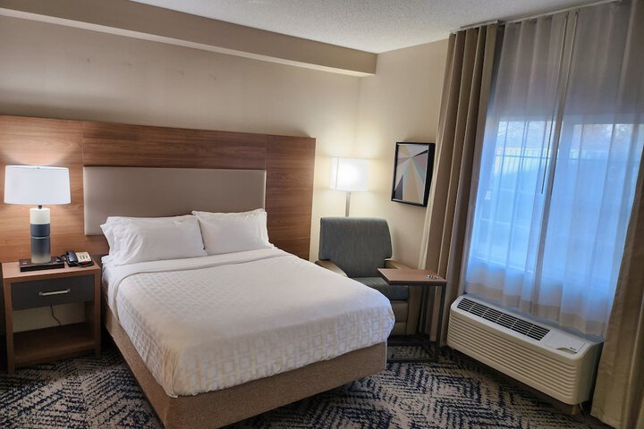 Queen Bed Accessible (31 of 32)