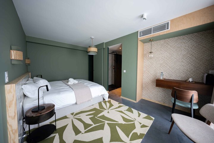 Room 8 of 100