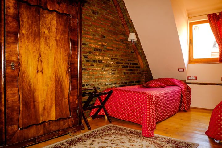 Room 25 of 74