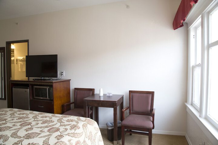 1 Queen Bed (9 of 17)