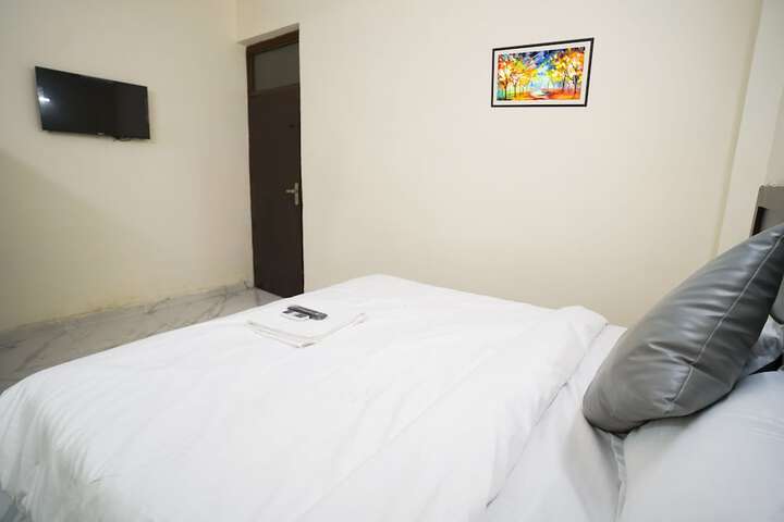 Room 12 of 32