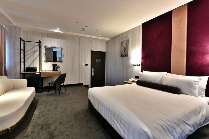 Room 33 of 89
