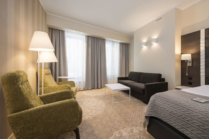 Room 10 of 80