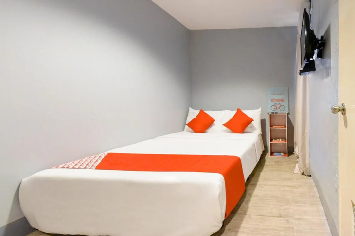 Room 5 of 12