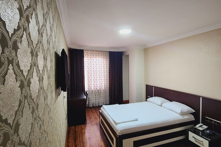 Room 6 of 8