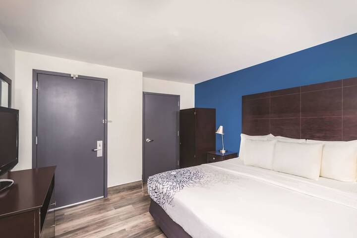 1 King Bed (1 of 12)