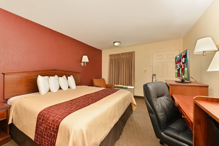 Deluxe King Bed (5 of 7)