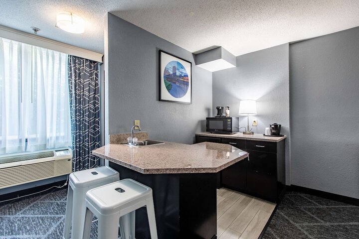 2 Queen Beds Executive Room Living Room Wet Bar Microwave and Refrigerator Bath and Shower Full Breakfast (28 of 34)