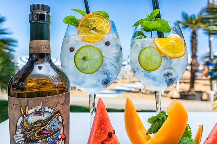 Lounge 15 of 30