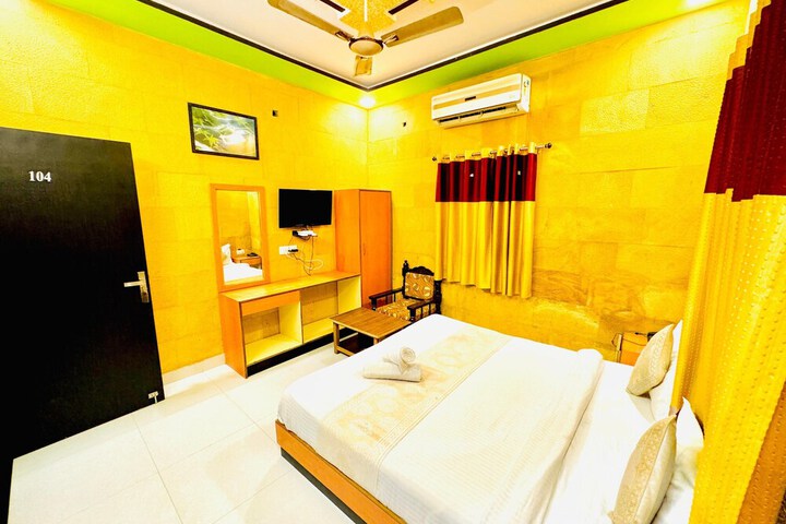 Room 2 of 16