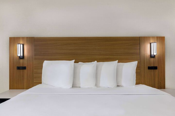 1 King Bed (4 of 11)