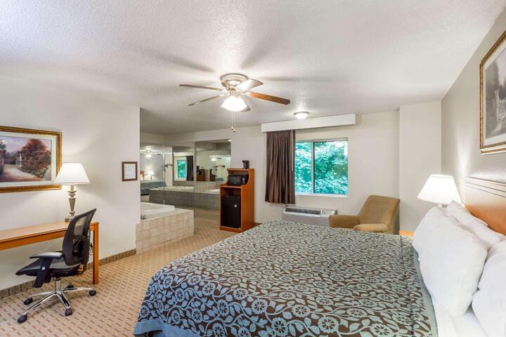 1 Queen Bed (9 of 23)