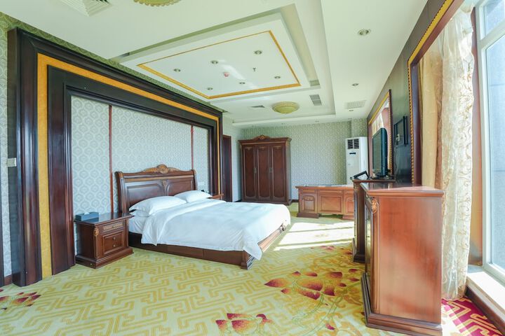 Room 33 of 85