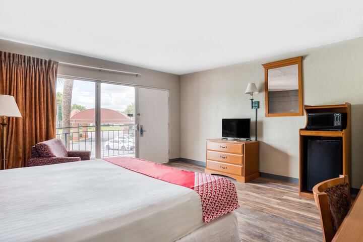 1 King Bed (2 of 8)