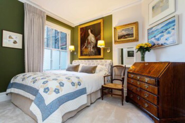 Room 10 of 12