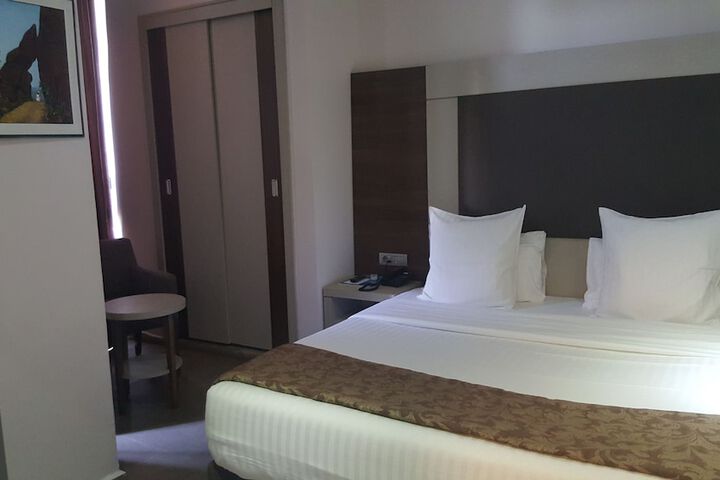 Room 4 of 37