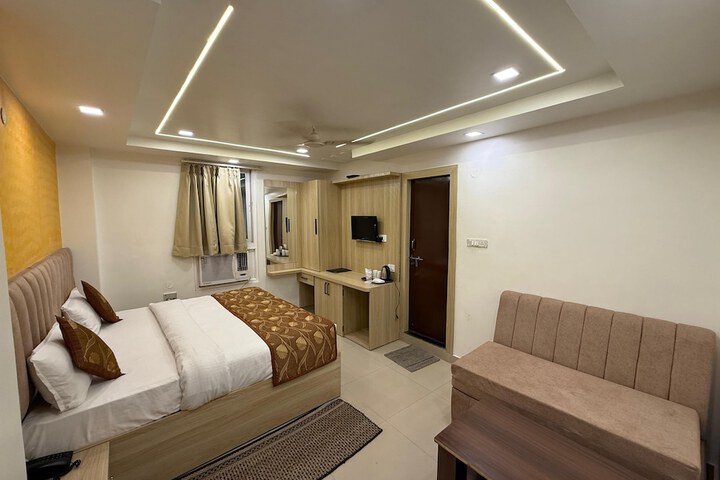 Room 5 of 12