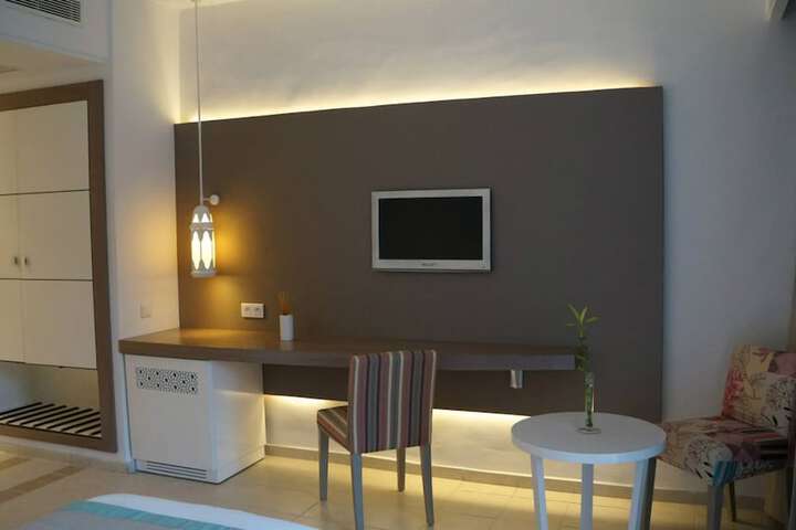 Room 8 of 33