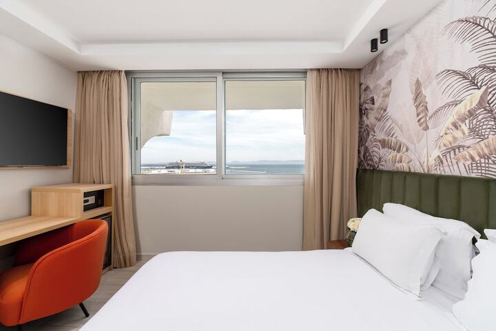 Room 10 of 87