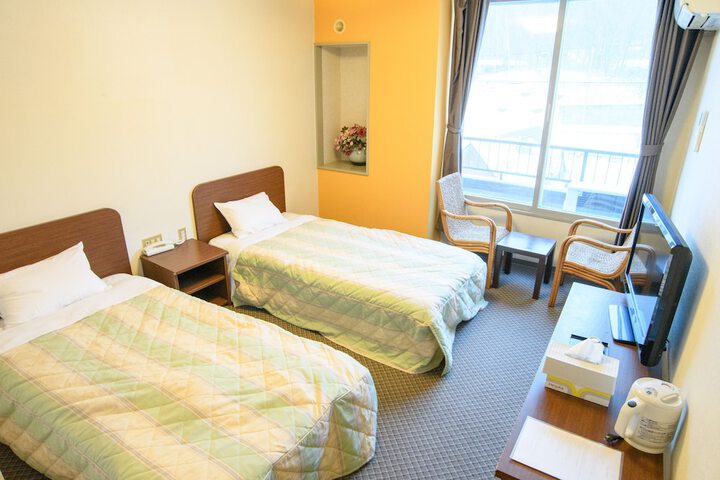 Room 8 of 19