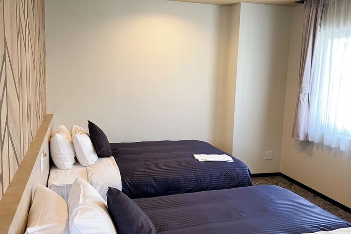 Room 8 of 18