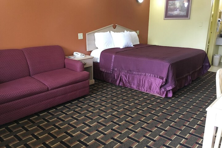1 King Bed - Free WiFi, Microwave, Minifridge Coffeemaker Balcony Hairdryer (2 of 5)