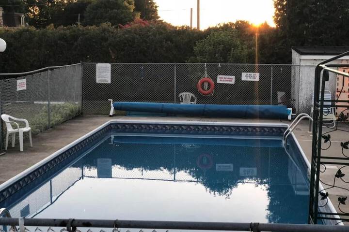 Pool 33 of 51